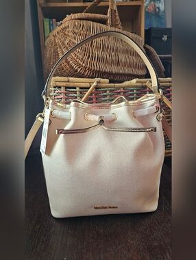Michael Kors Bucket Bag Pale Gold NWT